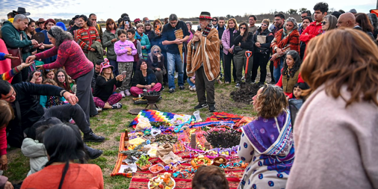 San Vicente | Celebraron el Día de la Pachamama, con música y ritual en la Laguna del Ojo