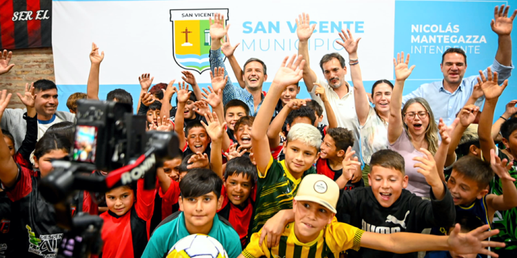 Deportes | San Vicente: Mantegazza entregó material deportivo a clubes del distrito