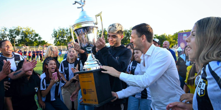 Fútbol | En un megaevento, la Liga Metropolitana premió a los campeones y subcampeones