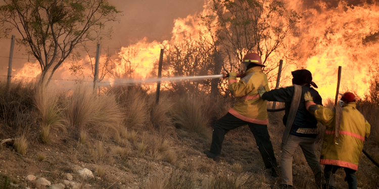 Bajo el fuego y el calor | Campaña solidaria para apoyar a los Bomberos Voluntarios de San Vicente