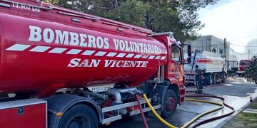 Luis Guillón | Bomberos de San Vicente colaboraron en el combate de un feroz incendio en una fáblica
