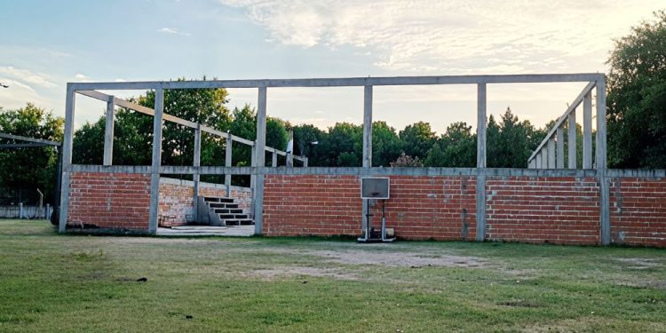 San Vicente | Luego de 15 años, el Club Deportivo San Vicente inicia el techado de su microestadio