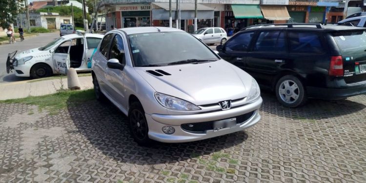 Policiales | Lo detienen en la Estación Guernica: Apresan a un joven mientras intentaba robar un auto con llaves maestras