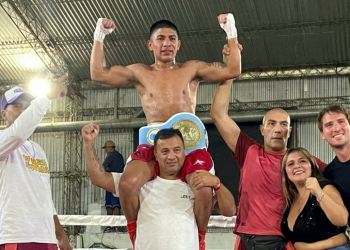 Nahuel «El Ablandador» Espíndola se corona en casa: Nuevo campeón argentino de peso ligero