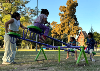 Presidente Perón | Renovación integral en la Plaza Díaz Vélez: instalan nuevos juegos y equipos deportivos