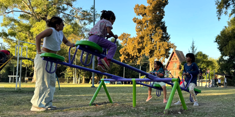 Presidente Perón | Renovación integral en la Plaza Díaz Vélez: instalan nuevos juegos y equipos deportivos