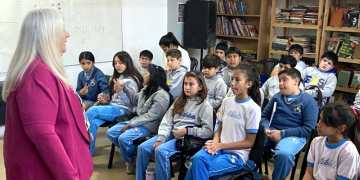 Guernica | Estudiantes recorren la Biblioteca Municipal «José Hernández» en un ciclo de visitas guiadas