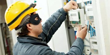 Alerta por estafas: Detienen a un falso técnico de Edesur que operaba con medidores robados