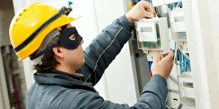 Alerta por estafas: Detienen a un falso técnico de Edesur que operaba con medidores robados