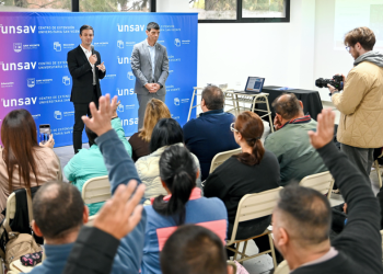 Educación | San Vicente y la UNAJ ratifican convenio para fortalecer la enseñanza de idiomas con certificación universitaria