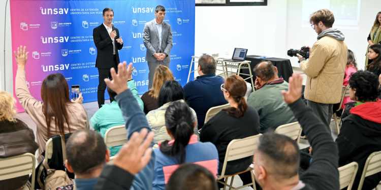 Educación | San Vicente y la UNAJ ratifican convenio para fortalecer la enseñanza de idiomas con certificación universitaria