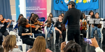 Música | La Orquesta Escuela Municipal Vivace se presentó en el Salón Auditórium del Municipio