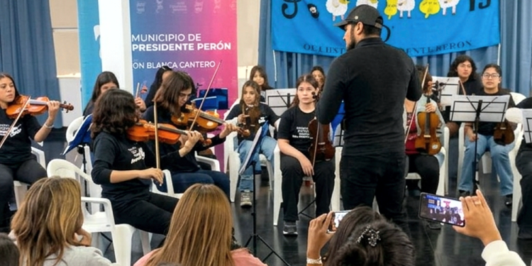 Música | La Orquesta Escuela Municipal Vivace se presentó en el Salón Auditórium del Municipio