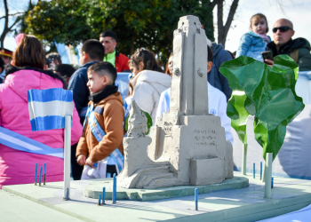 20 de Junio | Domselaar conmemoró el Día de la Bandera con el anuncio de un monumento a la bandera, réplica del de Rosario
