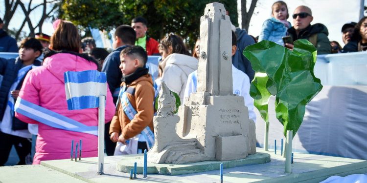 20 de Junio | Domselaar conmemoró el Día de la Bandera con el anuncio de un monumento a la bandera, réplica del de Rosario