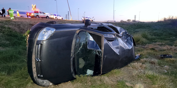 San Vicente | Dos policías bonaerenses sufrieron heridas graves tras volcar en la rotonda de las rutas 6 y 16