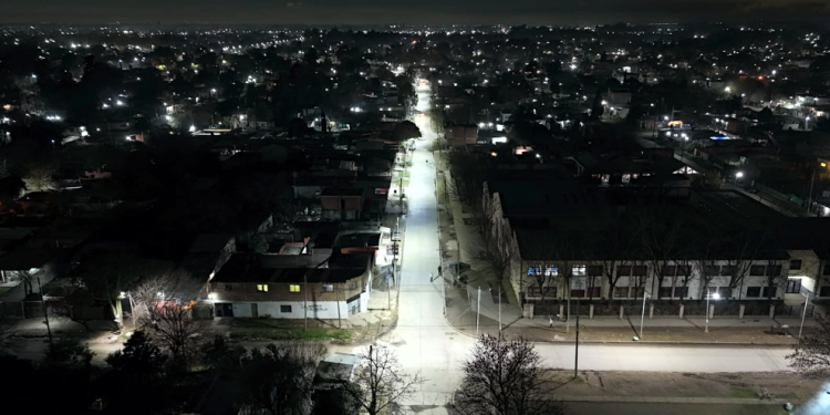 Presidente Perón avanza con la modernización de su alumbrado público en los barrios Los Pinos Este y El Roble
