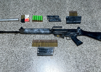 Guernica | Detienen a una mujer tras hallar un fusil de guerra y un auto robado en el barrio Santa Magdalena