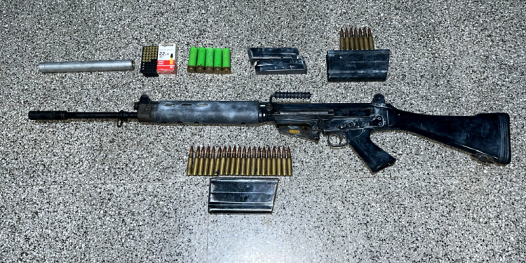 Guernica | Detienen a una mujer tras hallar un fusil de guerra y un auto robado en el barrio Santa Magdalena