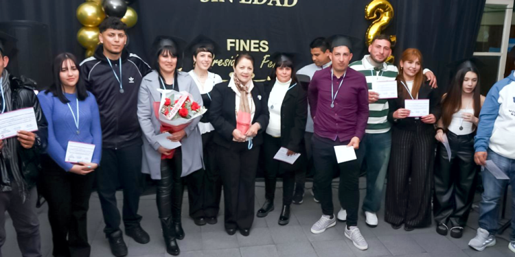 Educación | Nuevos graduados del Plan FinEs celebraron la culminación de sus estudios secundarios en Guernica