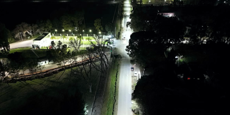 Presidente Perón | Avanza la reconversión lumínica en Guernica: instalaron nueva tecnología LED en la avenida Soberanía Nacional