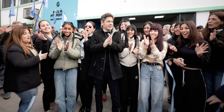 Presidente Perón | Kicillof inauguró dos escuelas, un centro de monitoreo y recorrió el Registro de las Personas en Guernica