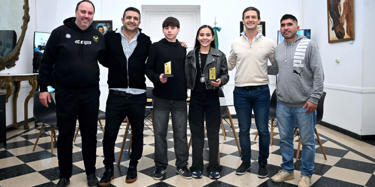 Básquet | El Municipio distinguió a Milo Ferraiuolo y Aluminé Montenegro tras sus convocatorias a los seleccionados de FEBAMBA