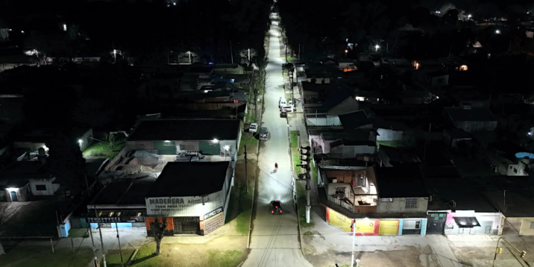 Presidente Perón | Avanza el plan de modernización del alumbrado público con tecnología LED en barrios de Guernica