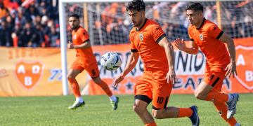 Primera C | Dura caída de Estrella del Sur en Berazategui: el Naranja cayó 2-0 y perdió terreno en el campeonato