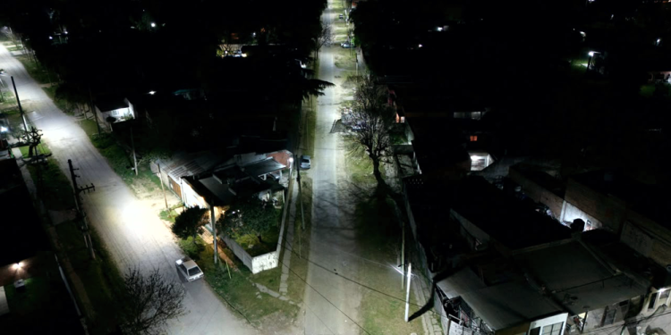 Alumbrado público | El Municipio de Presidente Perón instaló más de 40 nuevas luminarias LED en el barrio Santa Teresita