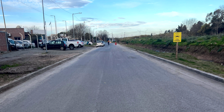 Presidente Perón | Avanza a paso firme el plan municipal de infraestructura vial con obras en calles de tierra y asfaltadas