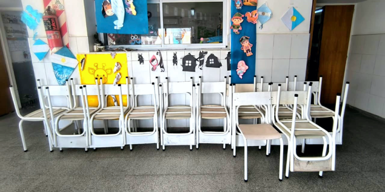 Educación | Presidente Perón: el Consejo Escolar entregó 60 sillas reparadas a la Escuela Primaria 5